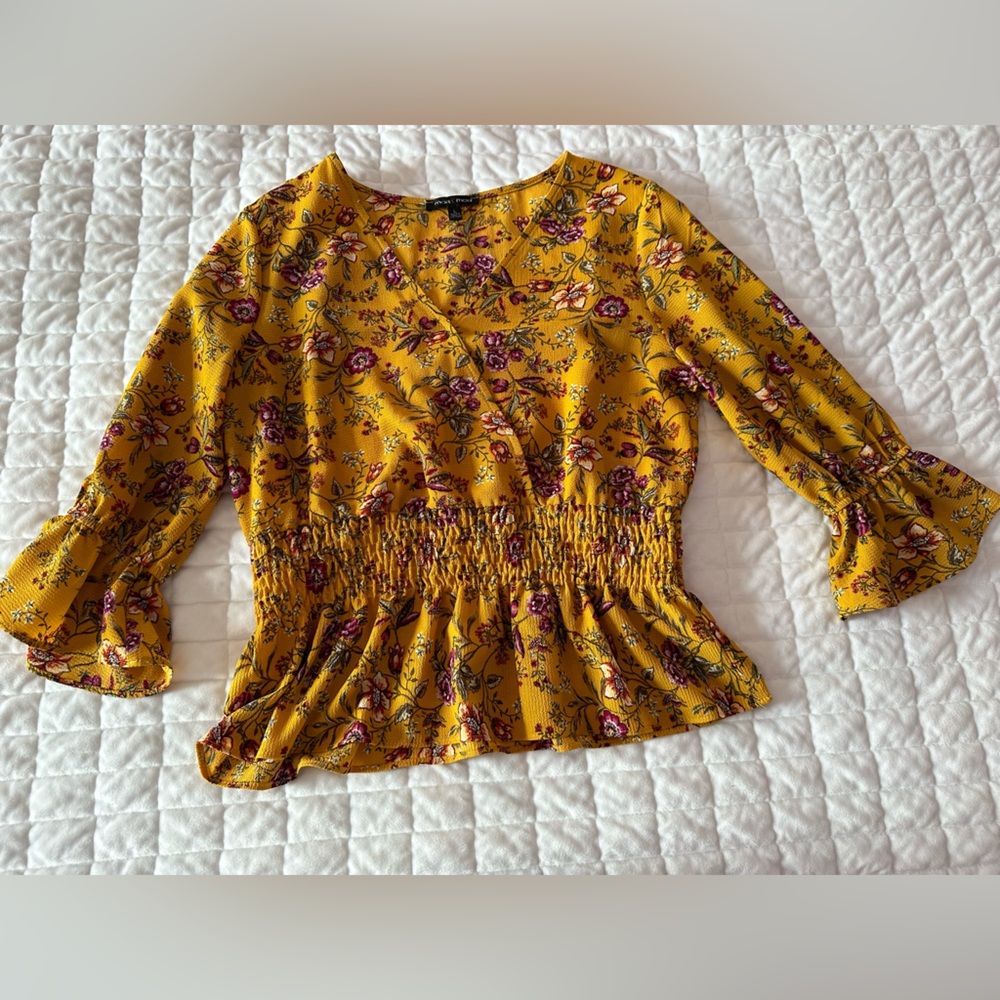 Cute yellow blouse
